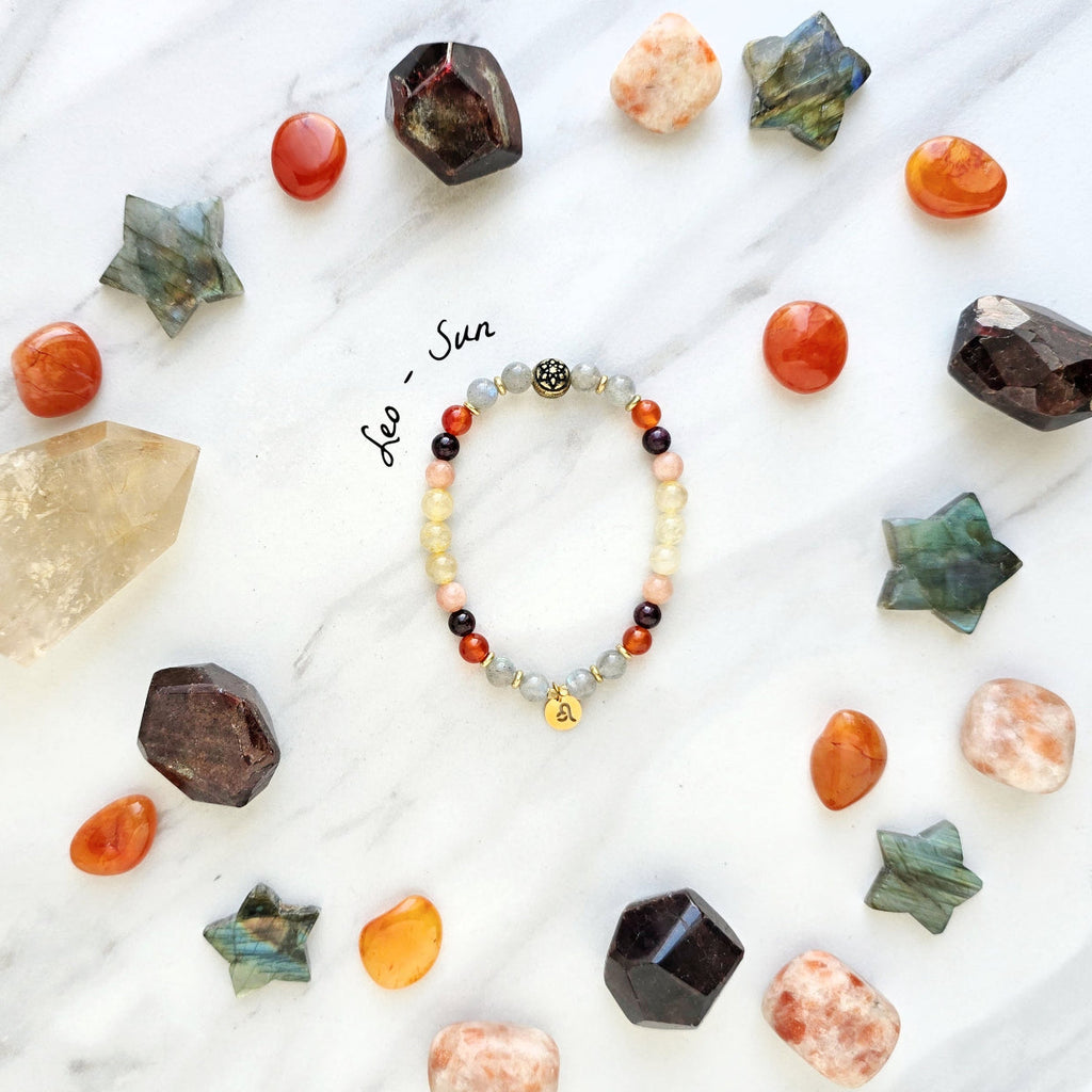 Leo zodiac gemstone stretch bracelet with labradorite and carnelian beads and Leo charm