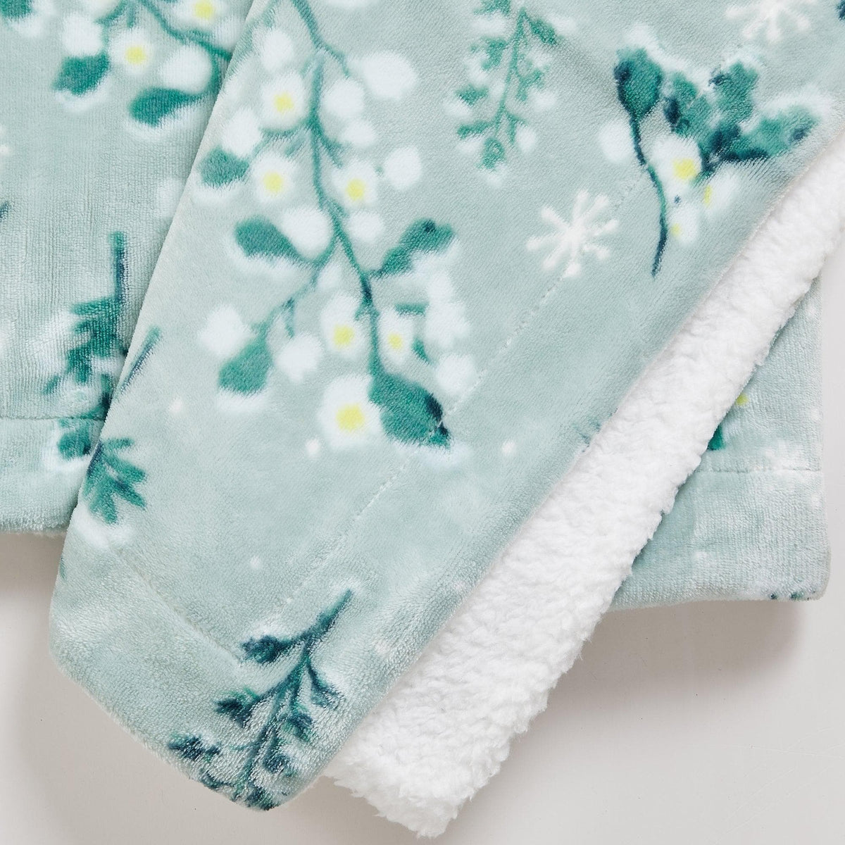Great Bay Home Velvet Plush Sherpa Blanket, Kinsley Collection